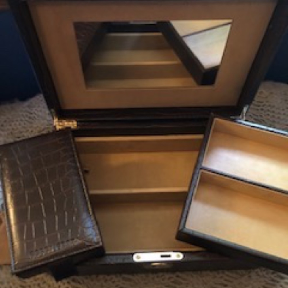 Neiman Marcus Bobbi Brown Holiday Beauty Box *NEW*